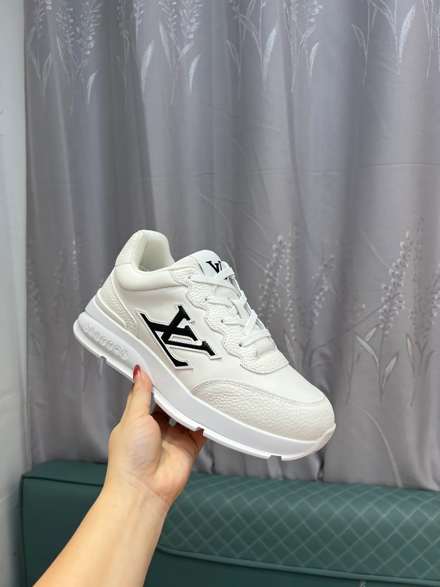 Men's shoes 💰640 LV | Louis Vuitton 2025𝐬𝐬 New spring and summer styles for couples, men's styles come out first. The counter features the latest casual shoes. Hard goods are new🆕 ❥Purchase level! Full of high-end feel! A popular model among bloggers at home and abroad, it’s retro and fashionable and looks amazing on your feet! Wear a lot of happiness! Mainly recommended model on the official website★ ▪️Upper: Original custom-made imported calfskin fabric ▪️Inner lining: breathable gauze imported from Italy ▪️Outsole: rubber foam ➕tpu high-end outsole ▪️Shoe size: 36-44 (customized for 45 and 46)